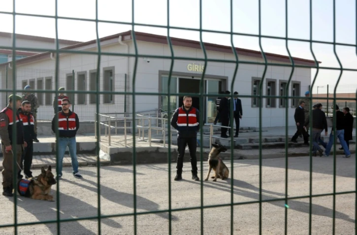 Devant la prison de Sincan près d'Ankara, le 28 février 2017 où étaient jugés des putschistes turcs présumés