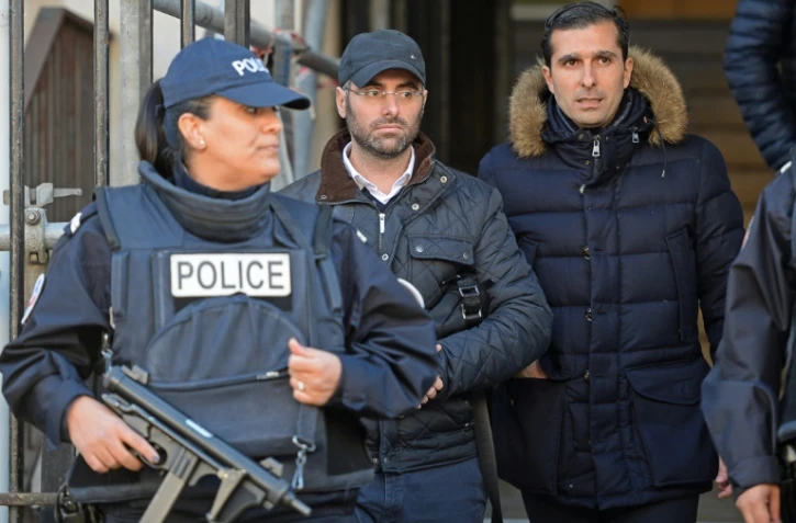 Benjamin Amsellem, l'enseignant juif victime d'une agression à la machette, et son avocat Fabrice Labi, à leur sortie le 12 janvier 2016 du commissariat principal à Marseille