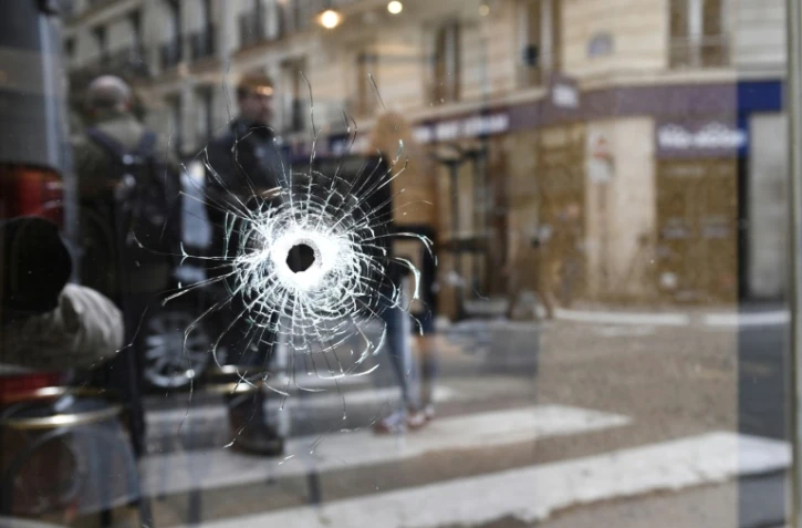 Un impact de balle dans une vitre d'un café au croisement de la rue Saint-Augustin et Monsigny, le 13 mai 2018 