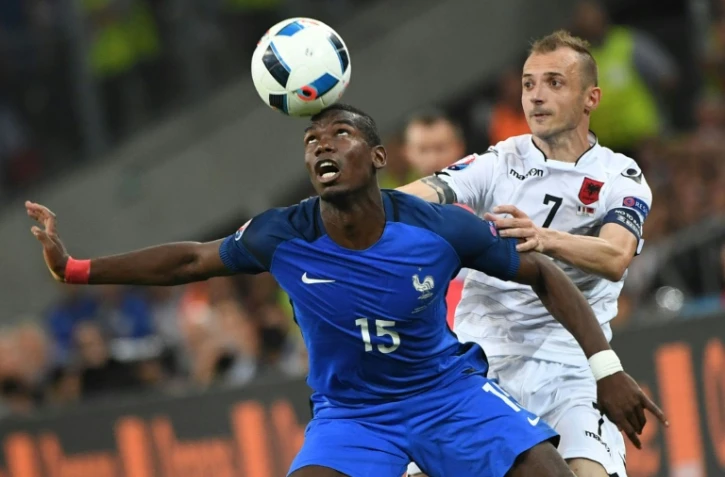 Le milieu de l'équipe de France Paul Pogba (g) à la lutte avec le défenseur albanais Ansi Agolli à l'Euro au Vélodrome, le 15 juin 2016