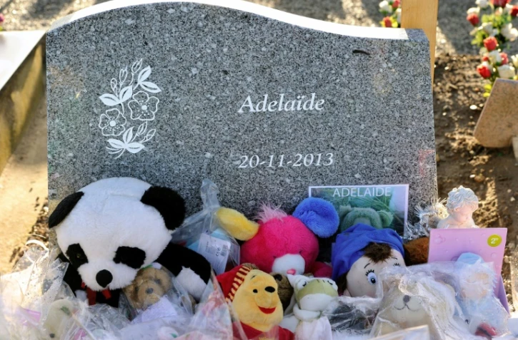La tombe d'Adelaïde, assassinée par sa mère Fabienne Kabou, à Boulogne-sur-Mer, dans le nord de la France le 14 décembre 2013