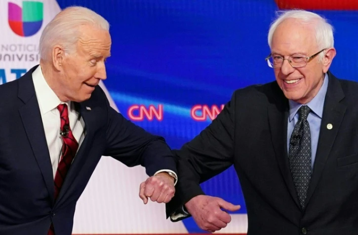 L'ancien vice-président américain Joe Biden et le sénateur Bernie Sanders lors d'un débat télévisé entre prétendants à l'investiture démocrate pour la présidentielle, le 15 mars 2020 à Washington
