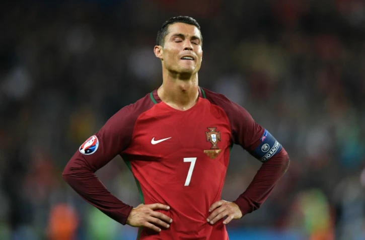 L'agacement de l'attaquant portugais Cristiano Ronaldo après son penalty manqué face à l'Autriche lors de l'Euro, le 18 juin 2016 au Parc des Princes