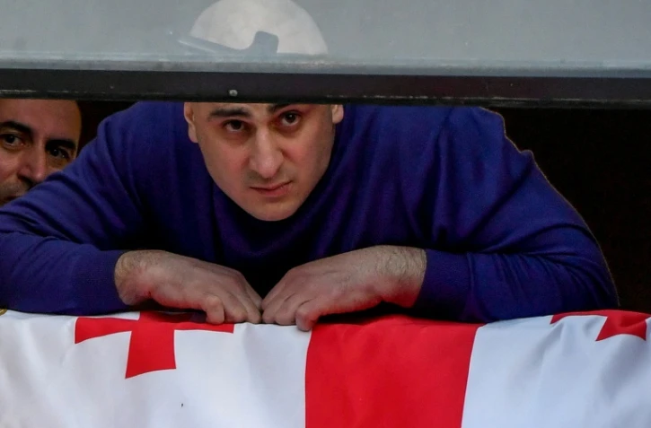 Niki Melia, le chef du principal parti d'opposition géorgien, à la fenêtre des locaux de sa formation peu avant d'être arrêté, le 23 février 2021 à Tbilissi