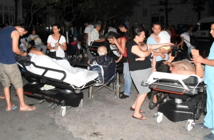 Des personnes reçoivent des soins dans le jardin de l'hôpital de Bodrum au sud-ouest de la Turquie, le 21 juillet 2017
