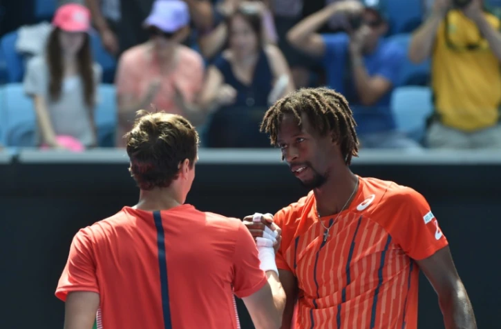 Gaël Monfils (d) est félicité par le Russe Andrey Kuznetsov après sa qualification pour les quarts de l'Open d'Australie, le 25 janvier 2016 à Melbourne