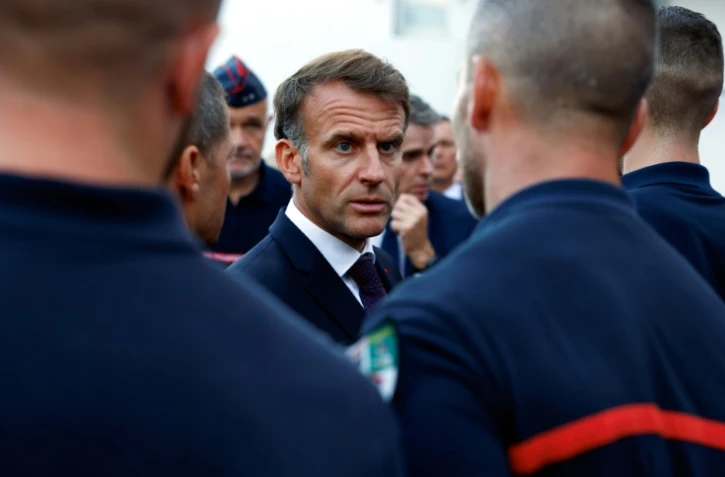 Emmanuel Macron salue les pompiers mobilisés pour lutter contre les incendies, à l'issue d'une visite au centre opérationnel départemental d'incendie et de secours (Codis) de Bordeaux, en Gironde, le 27 juillet 2026