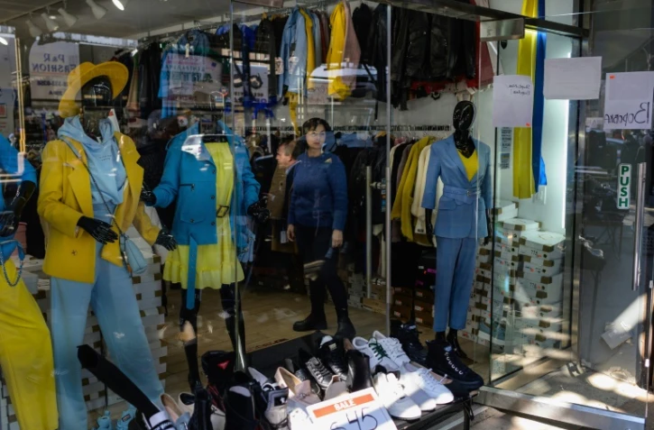 Un magasin aux couleurs de l'Ukraine, le 11 mars 2022 dans le quartier de "Little Odessa" Ă Brighton Beach, au sud de Brooklyn