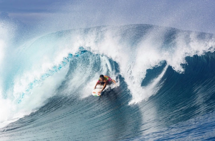 Le Brésilien Adriano DeSouza lors de l'étape tahitienne du circuit pro masculin de surf à Teahupoo, le 28 août 2019