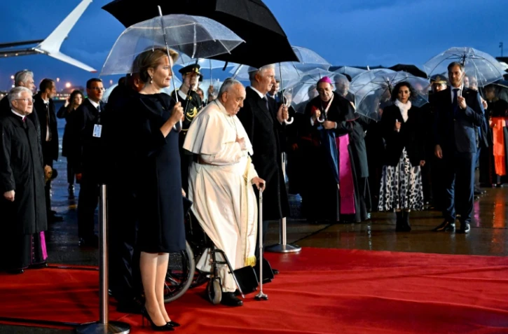 Le pape François, la reine Mathilde de Belgique et le roi Philippe de Belgique à la base aérienne de Melsbroek, le 26 septembre 2024