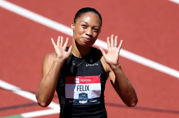L'Américaine Allyson Felix salue le public, après avoir échoué à se qualifier individuellement sur 400 m, lors des sélections américaines pour les Championnats du monde d'athlétisme, le 24 juin 2022 à Eugene (Oregon)