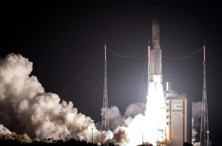 Une fusée Ariane 5 décolle du centre spatial de Kourou en Guyane française, le 19 octobre 2018