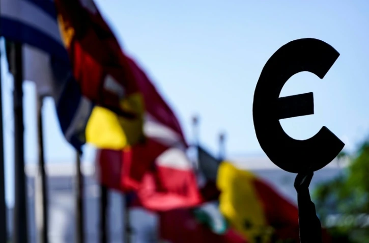 Une économie en profonde récession, un rebond moins fort que prévu et des dettes qui s'envolent: l'épidémie de coronavirus s'avère désastreuse pour la zone euro