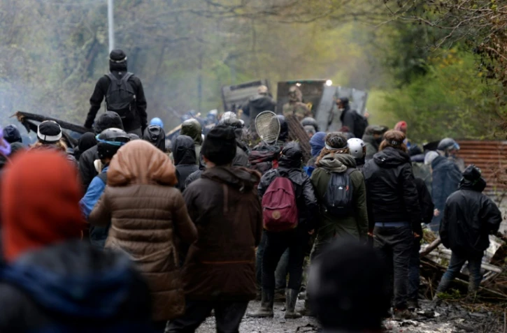 Des manifestants derrière des barricades font face aux forces de l'ordre dans la ZAD de Notre-Dame-des-Landes, le 14 avril 2018