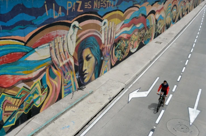 "La paix est Ă nous"proclame une fresque sur un mur de Bogota, le 22 juin 2016