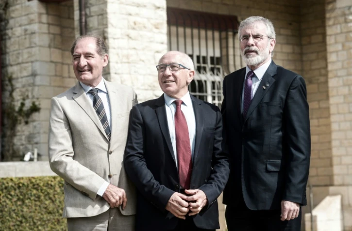 L'avocat sud-africain Brian Currin, le maire de Bayonne Jean-René Etchegaray et le Nord-Irlandais Gerry Adams réunis pour acter la dissolution de l'ETA le 4 mai 2018 à Cambo-les-Bains (Pyrénées-Atlantiques)