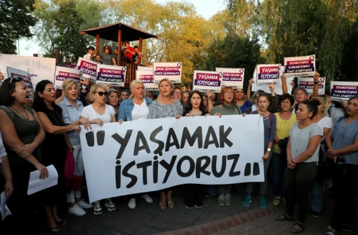 Des femmes tiennent une pancarte "Nous voulons vivre" lors d'une manifestation contre les féminicides, le 18 septembre 2019 à Ankara, en Turquie