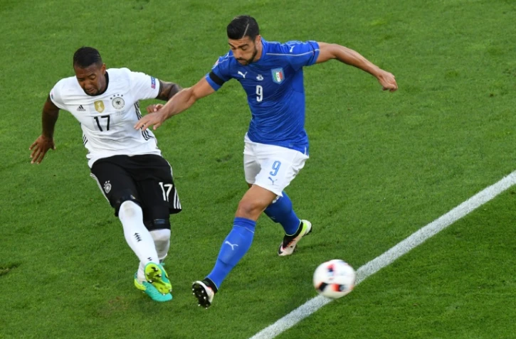 Le défenseur allemand Jerome Boateng (g) à la lutte avec l'attaquant italien Graziano Pellè, lors de l'Euro le 2 juillet 2016 à Bordeaux