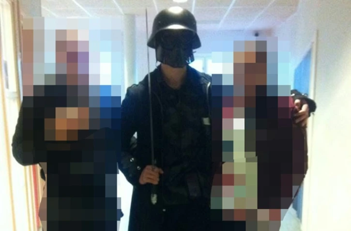 Photo fournie à l'AFP par un élève, montrant l'homme masqué et armé d'un sabre, juste avant son attaque dans une école suédoise à Trollhättan, le 22 octobre 2015 en Suède