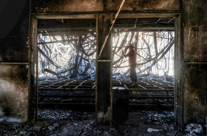 Les locaux incendiés du conseil provincial et local de Makassar, principale ville indonésienne des Célèbes du sud théâtre de manifestations qui ont dégénéré après la mort d'un taxi-moto écrasé par un véhicule de police, le 30 août 2025 