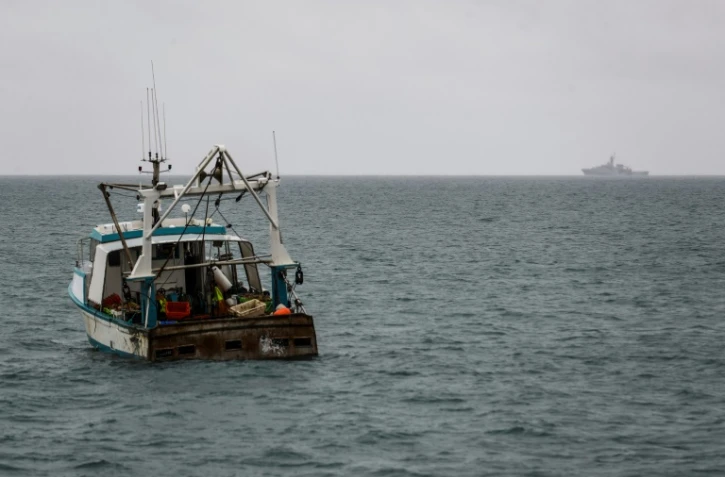 Un vaisseau militaire britannique, le HMS Tamar, patrouille au large de l'île de Jersey à quelques encablures d'un bateau de pêche le 6 mai 2021