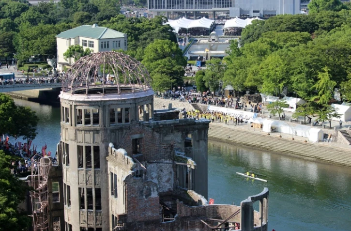 Des personnes assistent à une cérémonie de commémoration, 73 ans après le bombardement atomique d'Hiroshima, le 6 août 2018 à Hiroshima