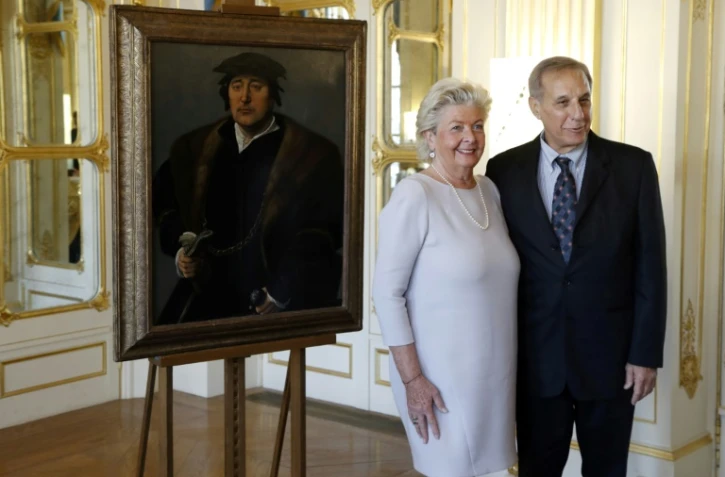 Henri Bromberg et Hertha Bromberg, lors de la restitution à Paris du "Portrait d?un homme avec fourrure", une peinture sur bois attribuée à l?Ecole de Joos van Cleve, rendu à ses propriétaires spoliés, à Paris le 28 novembre 2016