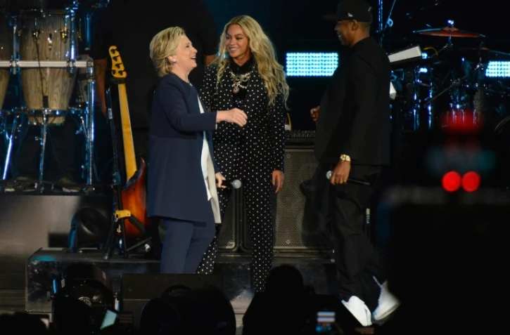 Jay Z et Beyonce accueillent Hillary Clinton sur scène lors d'un concert de soutien à Cleveland, Ohio, le 4 novembre 2016
