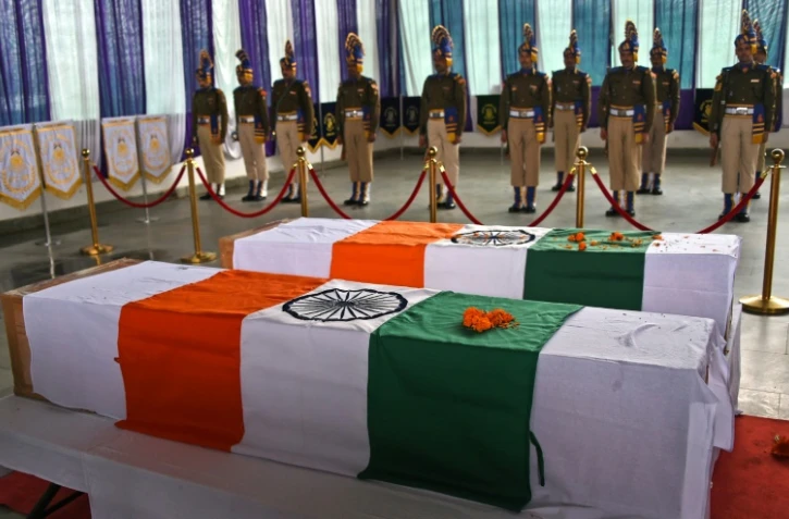 Des membres des forces paramilitaires indiennes rendent hommage le 2 mars 2019 à Srinagar à deux des leurs tués lors d'affrontements au Cachemire