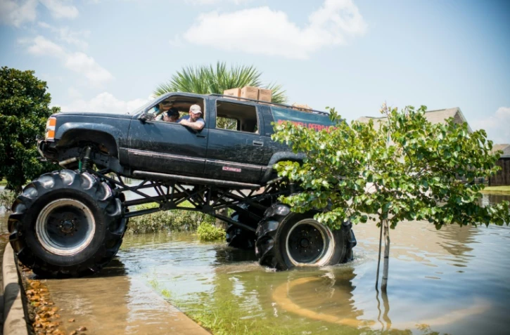 Zub Ferrell au volant de "Old Habits", un monster truck, vient en aide aux habitans de Port Arthur, au Texas, le 1er septembre  2017