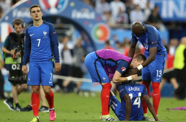 Déception d'Antoine Griezmann, Blaise Matuidi et Eliaquim Mangala après la défaite de la France en finale de l'Euro-2016 le 10 juillet 2016 au Stade de France à Saint-Denis