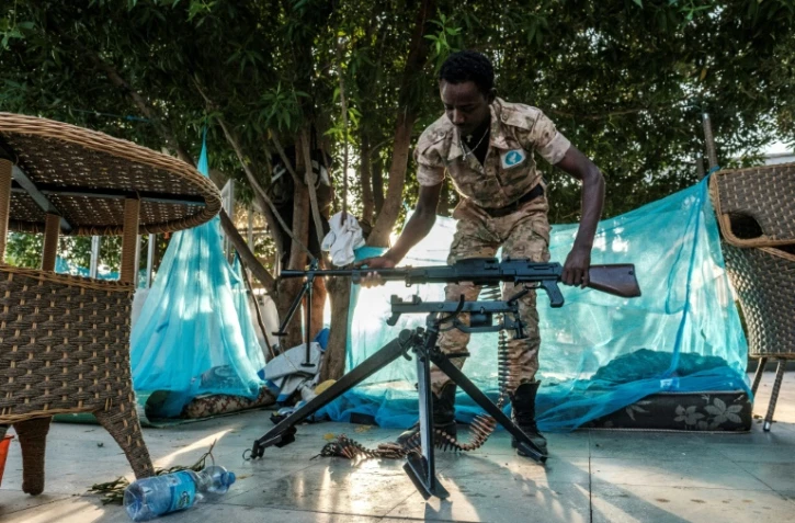 Un combattant amhara installe sa mitrailleuse dans un campement improvisé à Humera, le 22 novembre 2020 en Ethiopie