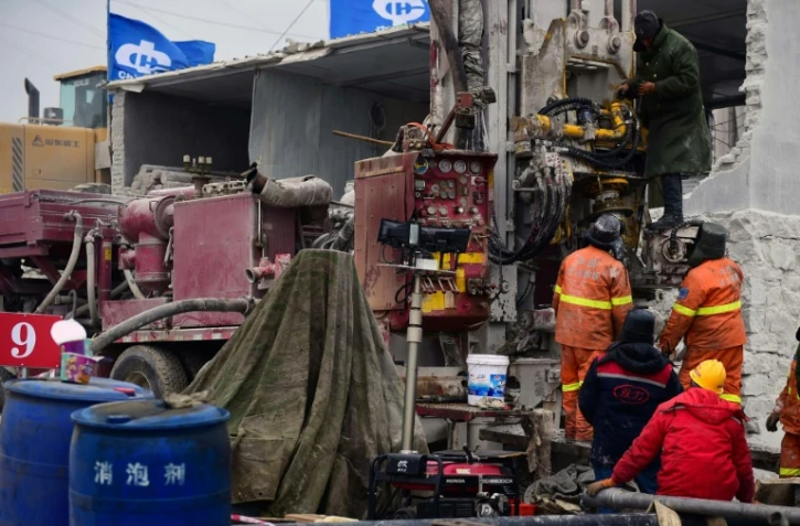Des sauveteurs travaillent sur le site de la mine d'or de Qixia où des mineurs sont coincés sous terre, le 20 janvier 2021 en Chine