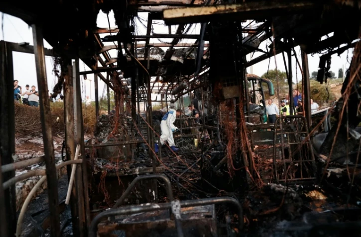 Un médecin légiste israélien dans le bus victime d'une explosion due à une bombe selon la police à Jérusalem le 18 avril 2016