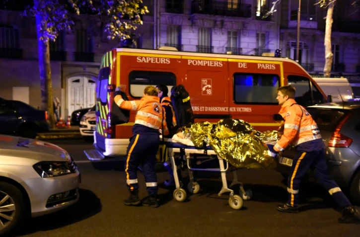 Un blessé est évacué du Bataclan par les pompiers dans la nuit du 13 au 14 novembre 2015 à Paris