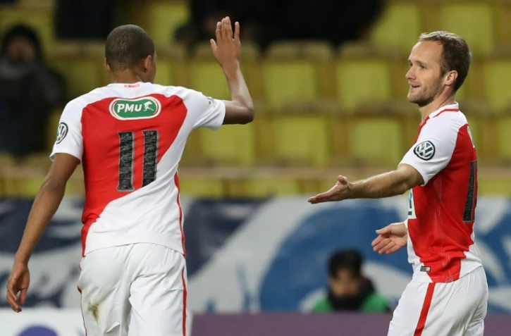 Valère Germain (d), auteur du 2e but de Monaco face à l'AC Ajaccio en Coupe de France, félicité par son coéquipier Kylian Mbappé, le 6 janvier 2017 à Louis-II
