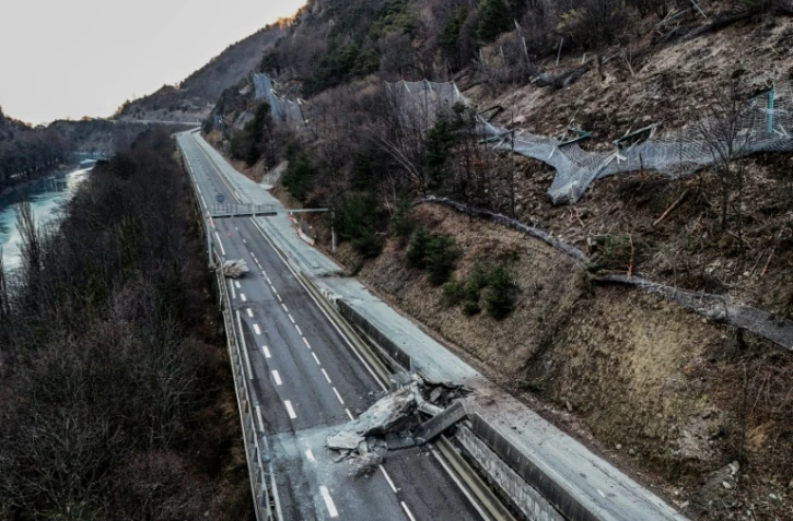 Vue de la RN90 endommagée par un éboulement rocheux, entre Albertville et Moûtiers, le 4 février 2025