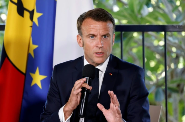 Le président Emmanuel Macron lors d'un réunion avec des représentants locaux à Nouméa en Nouvelle-Calédonie, le 23 mai 2024