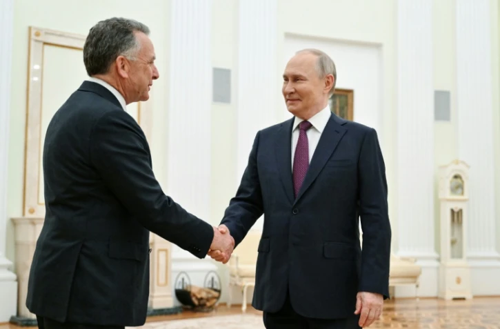 Le président russe Vladimir Poutine (d) et l'émissaire américain Steve Witkoff, le 25 avril 2025 à Moscou