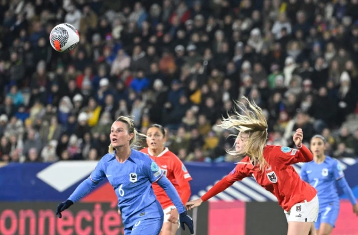 La Française Amandine Henry (g) contre l'Australie le 1er décembre 2023 à Rennes 