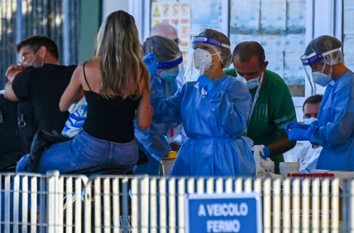 Des vacanciers de retour de Sardaigne subissent un test de dépistage du coronavirus le 23 août 2020, au port de Civitavecchia, au nord-ouest de Rome, en Italie