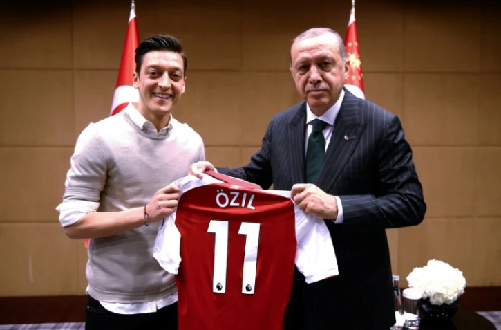 L'international allemand Mesut Özil (g) avec son maillot d'Arsenal aux côtés du président turc Recep Tayyip Erdogan, le 13 mai 2018 à Londres