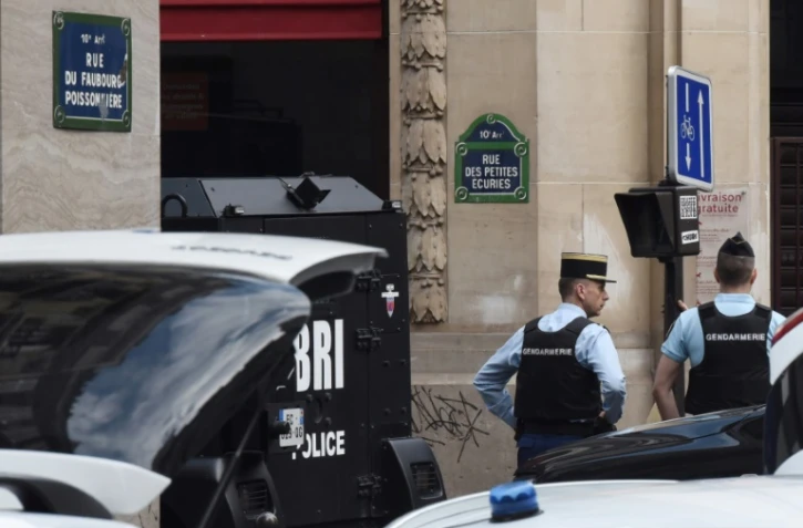 Gendarmes et hommes de la BRI interviennent rue des Petites écuries à Paris le 12 juin 2018