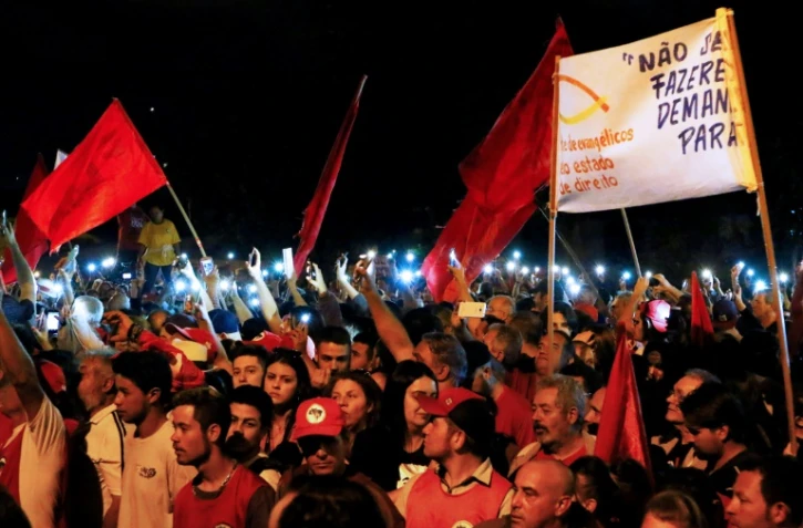 Des soutiens de Lula manifestent le 8 juillet 2018 à Curitiba au Brésil, où est détenu l'ancien président