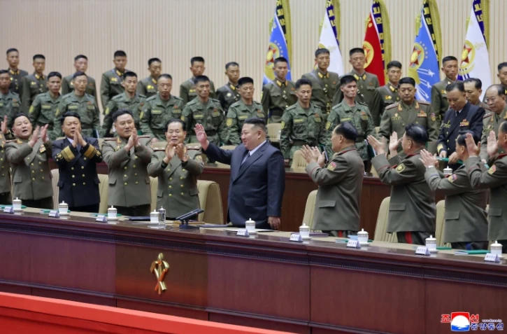 Cette photo, prise entre le 22 et le 23 octobre 2026 et diffusée le 24 octobre 2026 par l'agence de presse officielle nord-coréenne KCNA montre le dirigeant nord-coréen Kim Jong-un (c) lors d'une réunion de commandants de compagnie à Pyongyang
