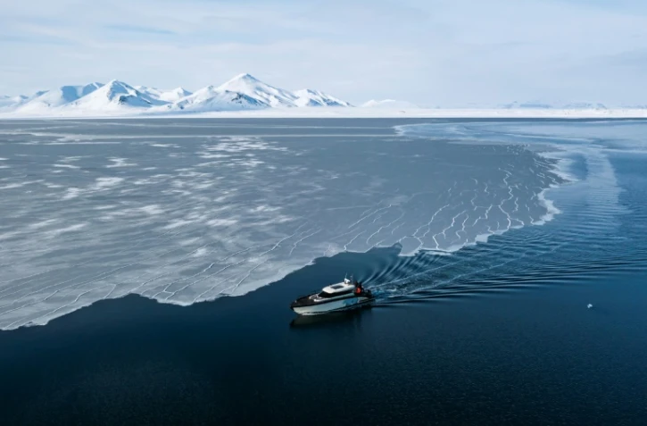 Vue aérienne de la mer de glace dans la baie de Borebukta, dans l'archipel de Svalbard, dans le nord de la Norvège, le 3 mai 2022