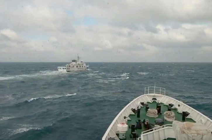 Un navire des gardes-côtes taïwanais (à droite), à proximité d'une bâtiment chinois, le 29 décembre 2025, au nord-ouest de l'île Huayu