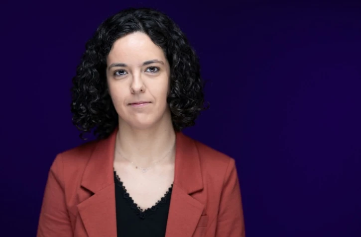 L'eurodéputée et tête de liste de la France insoumise, Manon Aubry, pose lors d'une séance photo, à Paris le 15 mars 2024