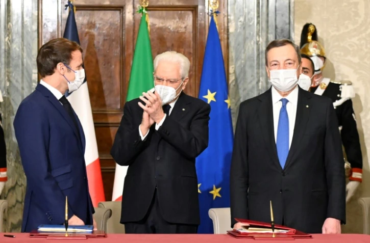 Le président français Emmanuel Macron, son homologue italien Sergio Mattarella et le président du Conseil italien Mario Draghi, le 26 novembre 2021 à Rome