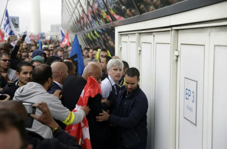 Pierre Plissonnier, l'un des deux dirigeants d'Air France, molesté en marge d'un comité central d'entreprise le 5 octobre 2015 à Roissy-en-France